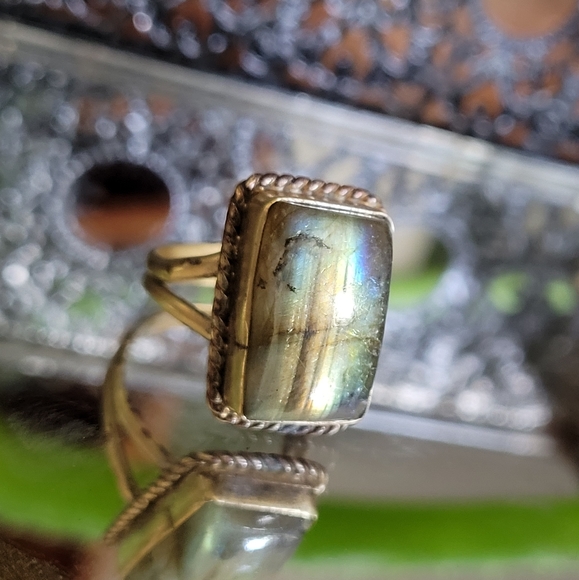 Flashy Labradorite ring - Picture 2 of 5